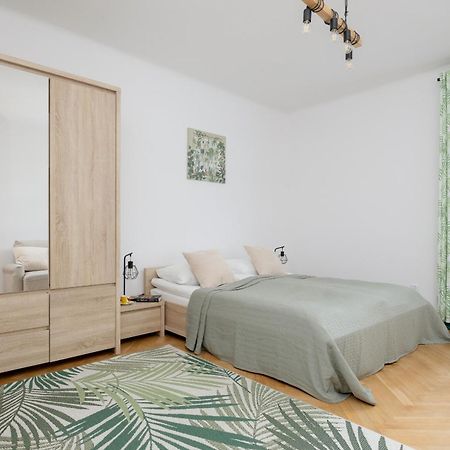 Spacious Apartment For 6 People Near The Old Town By Noclegi Renters Varsóvia Exterior foto